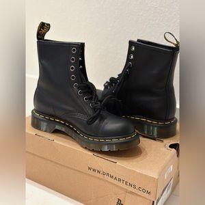 Dr Martens Women’s Boots New In Damaged Box Air Wair With Bouncing Soles Size 5
